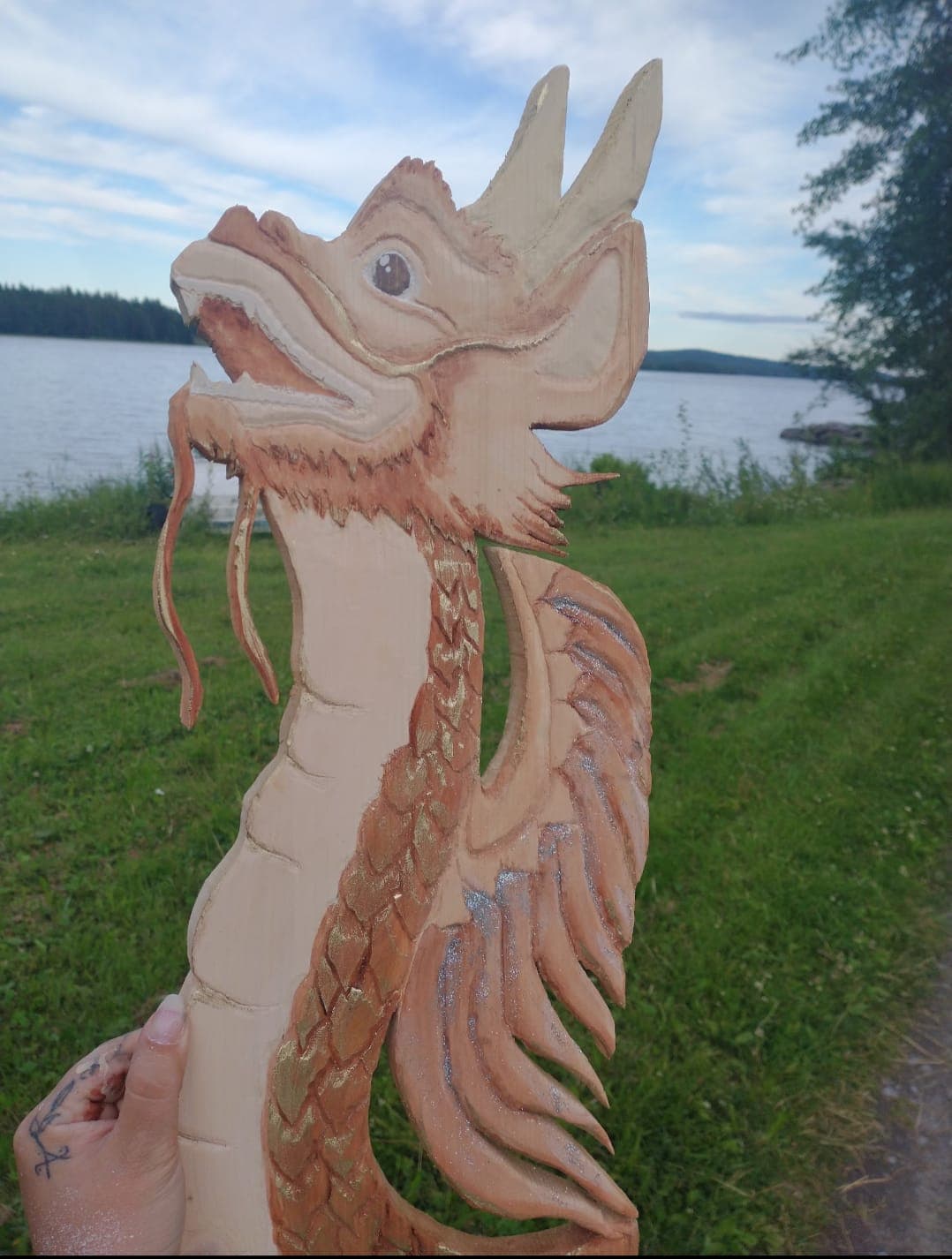 Wooden Florenz carving by a lake